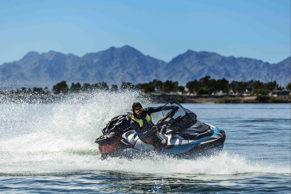 чоловік катається на гідроциклі Sea-Doo GTX LTD