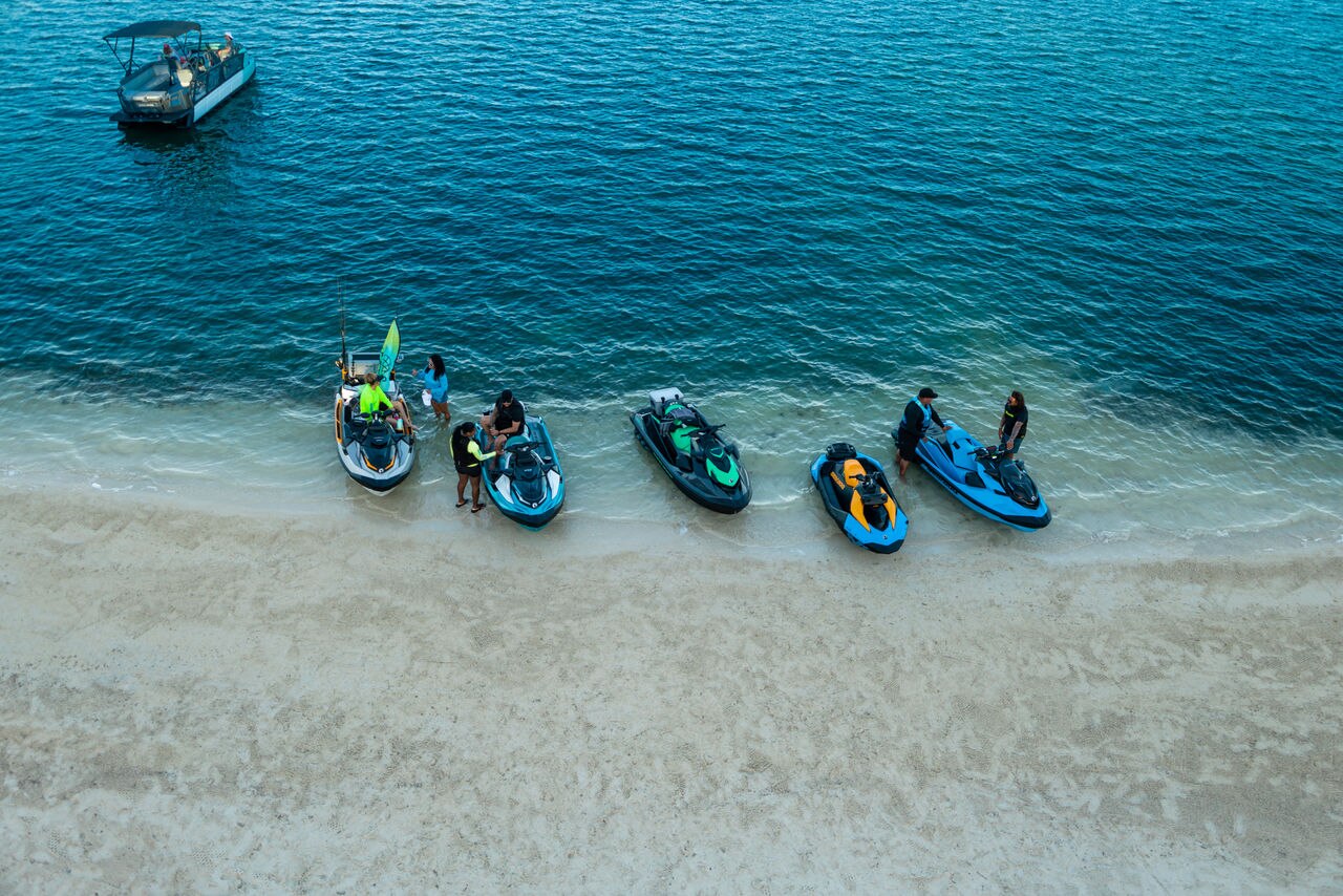 Декілька гідроциклів Sea-Doo на пляжі