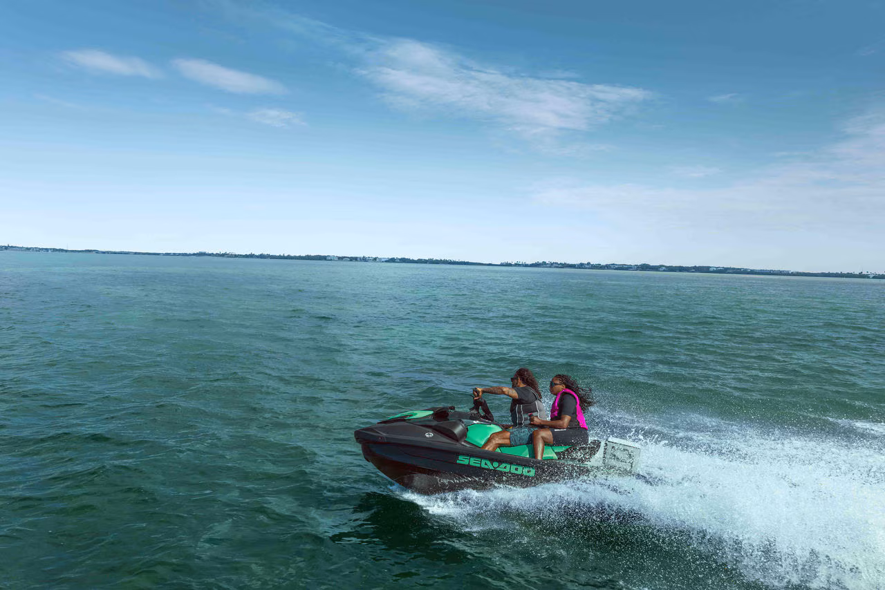 Пара на своєму гідроциклі Sea-Doo в океані