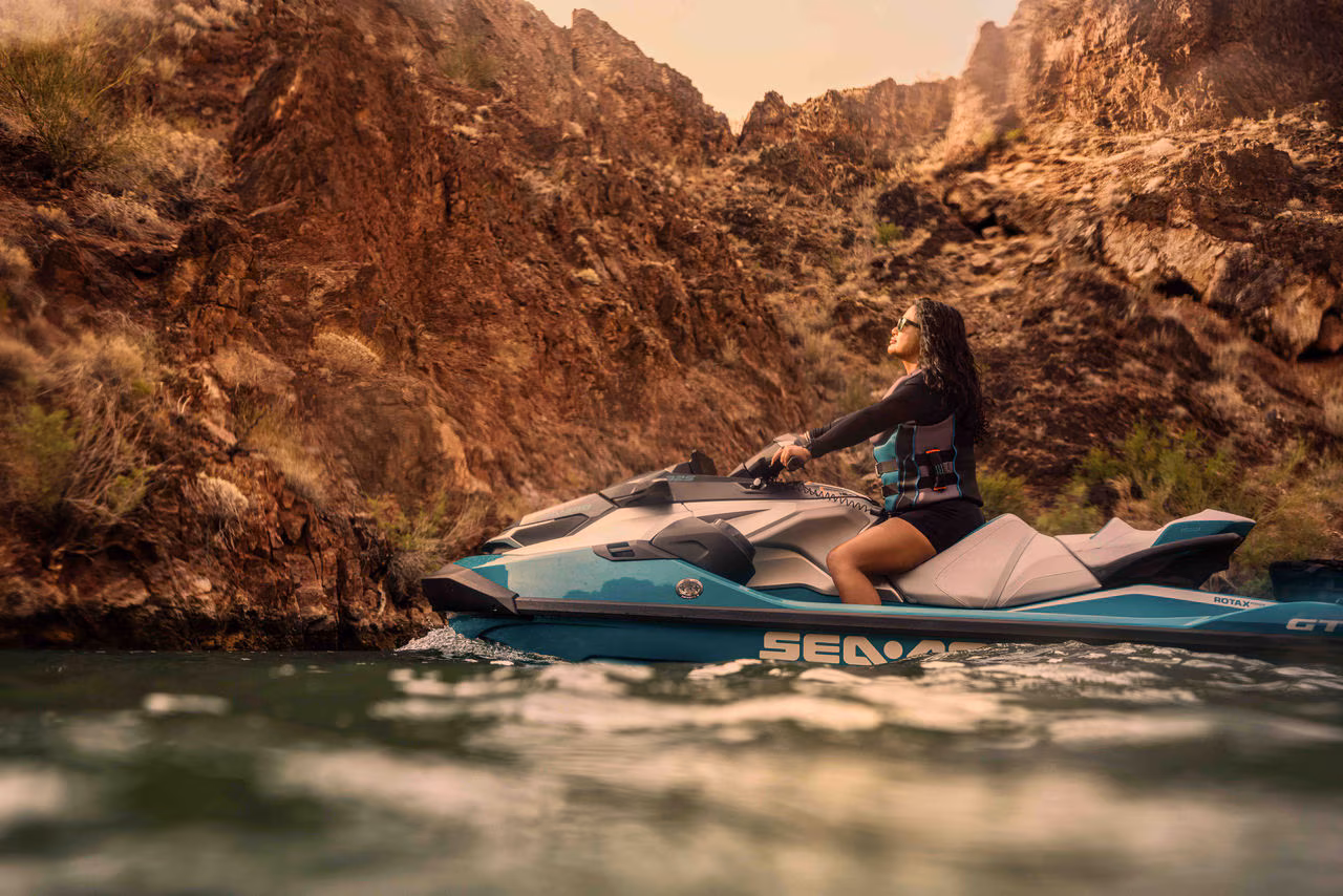 Жінка на своєму гідроциклі Sea-Doo GTX LTD біля скелястого обриву