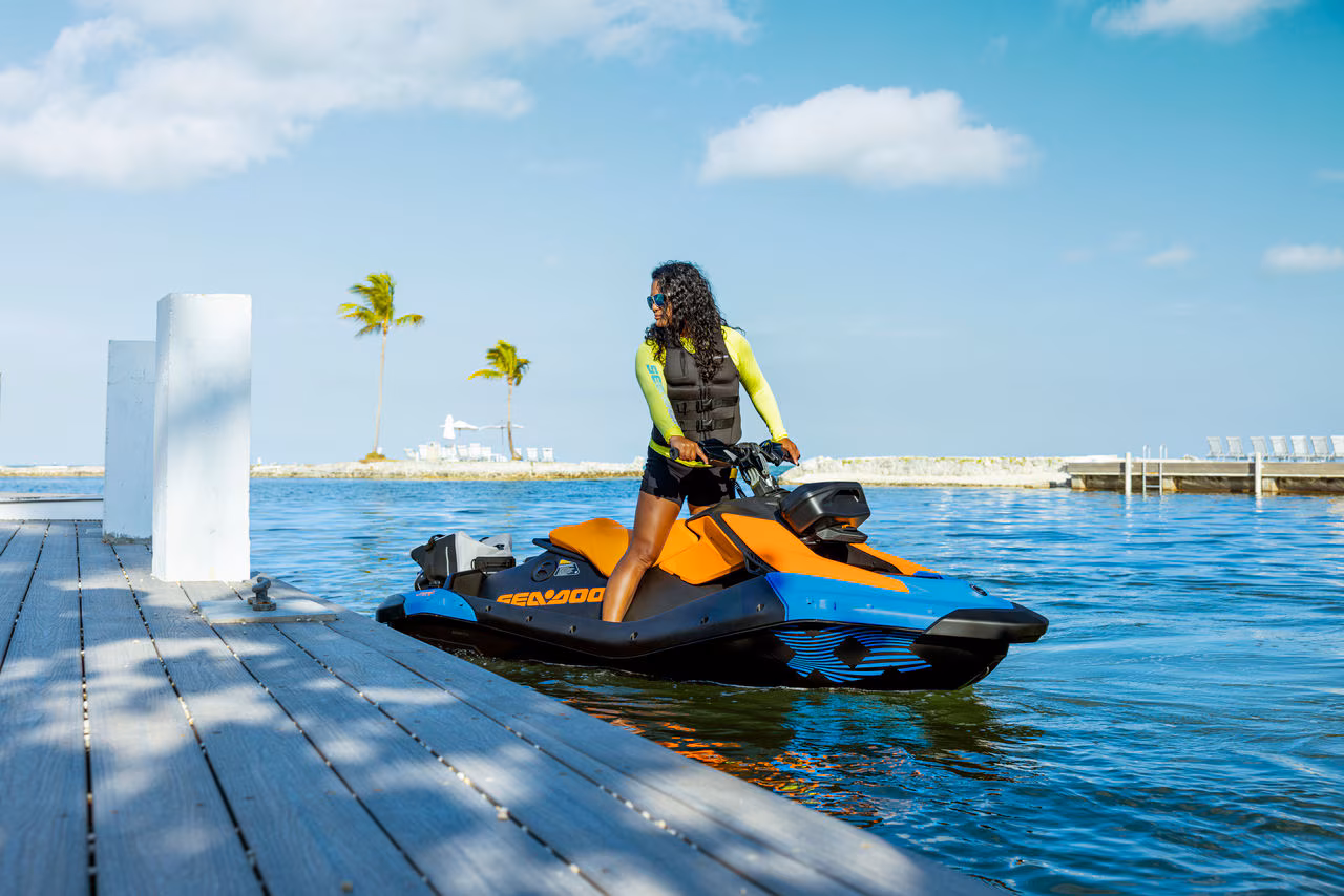 Жінка на гідроциклі Sea-Doo Spark причалює до пірсу
