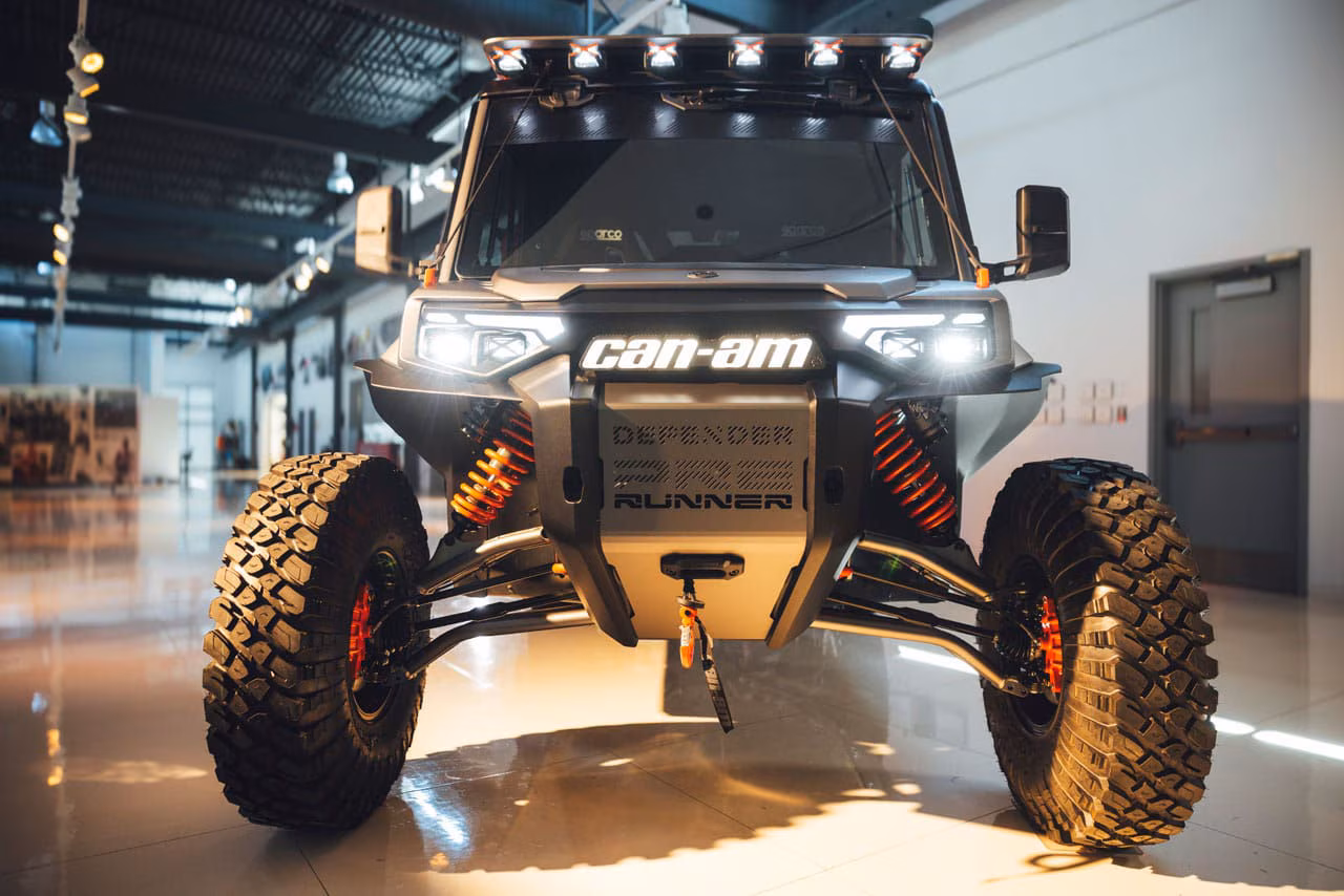 Вигляд спереду концепт-кара Can-Am Defender Prerunner