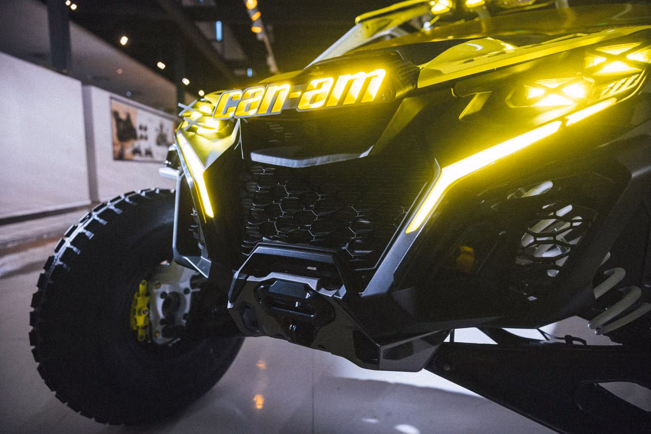 Концепт мотовсюдиходу Can-Am Maverick R XRay, вид зпереду