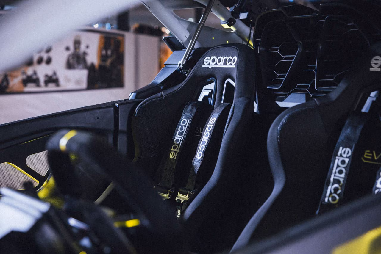Концепт мотовсюдиходу Can-Am Maverick R XRay, вид салону кабіни
