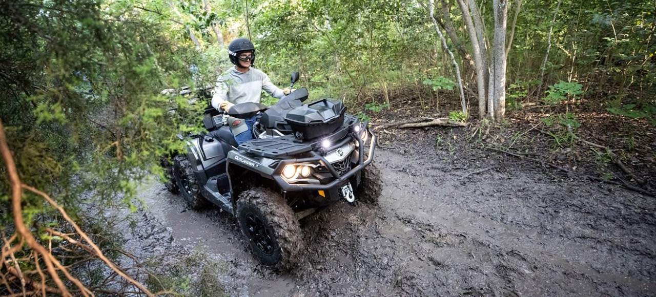 Квадроцикл Outlander MAX LTD під час виконання важких робіт