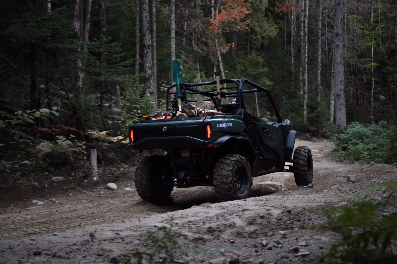 мотовсюдихід Can-Am Commander DPS 700 тягне важку колоду з лісу