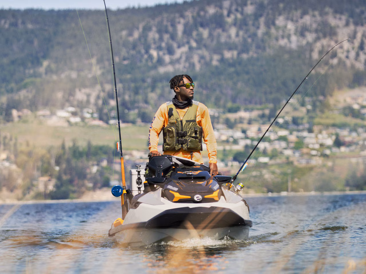 Чоловік рибалить на гідроциклі Sea-Doo FishPro Trophy в жилеті Explorer PFD
