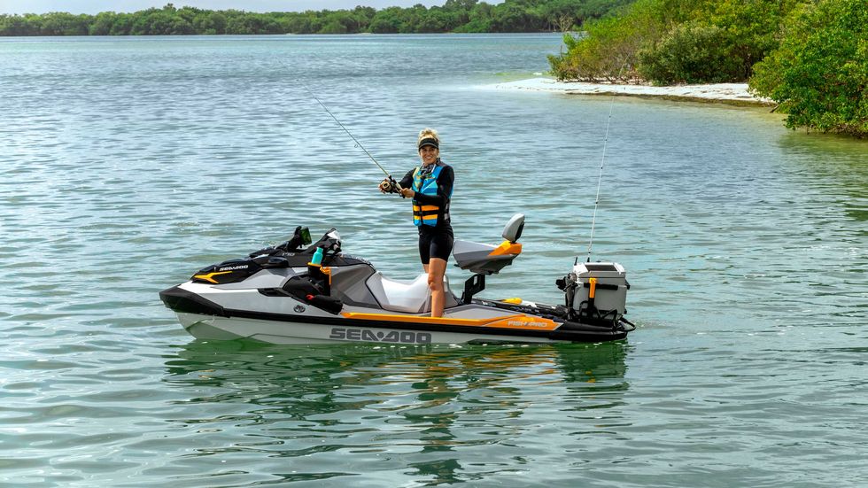 Жінка рибалить на гідроциклі Sea-Doo FishPro на річці