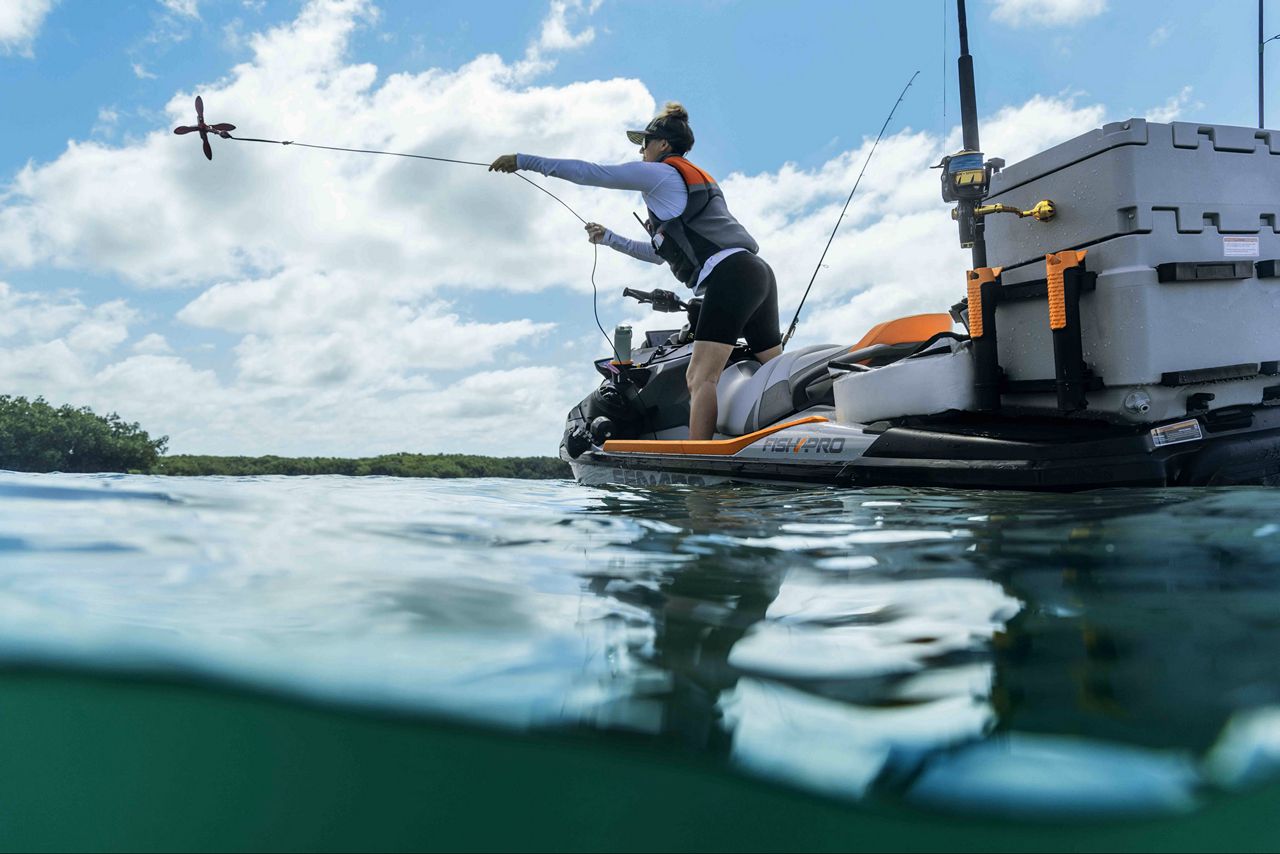 Рибалка кидає якір з гідроцикла Sea-Doo FishPro Trophy