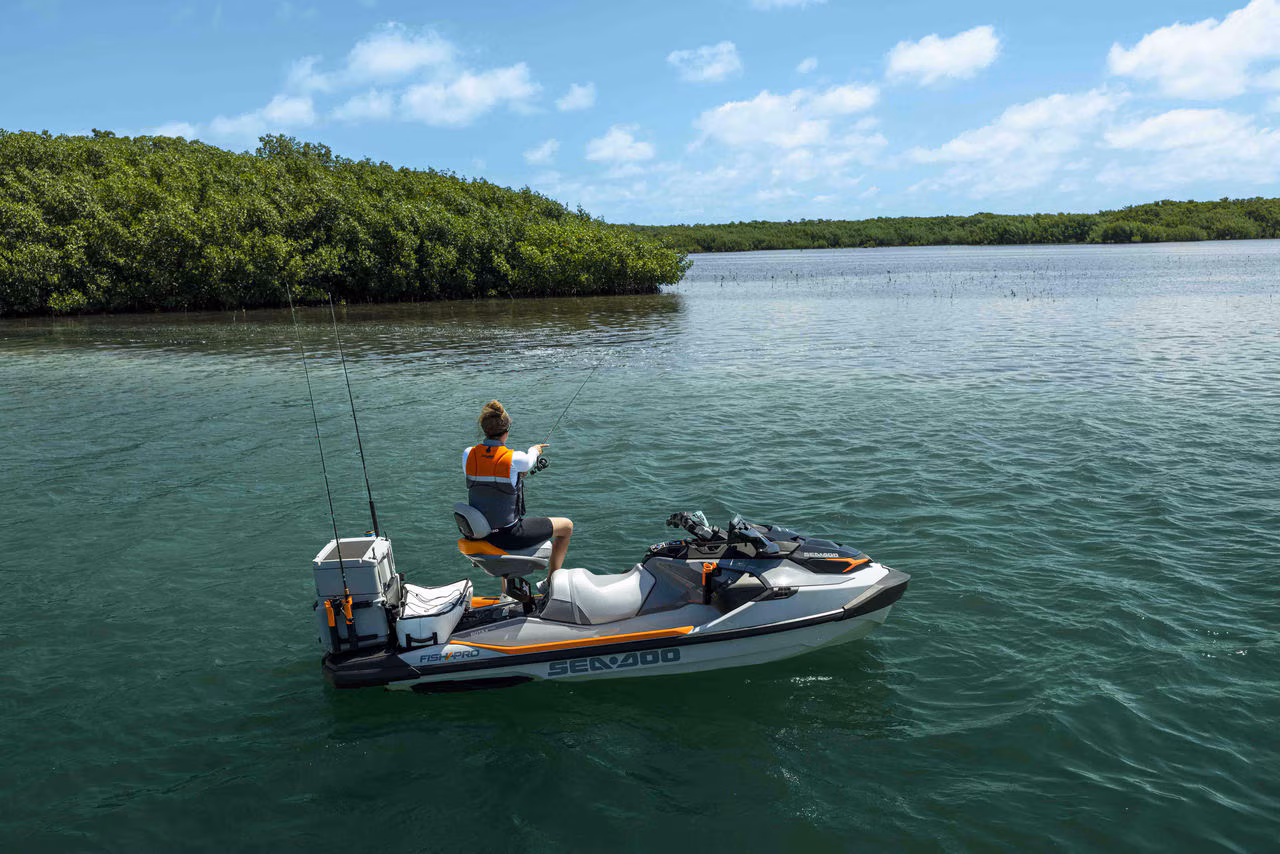 Жінка рибалить на своєму гідроциклі Sea-Doo FishPro Trophy
