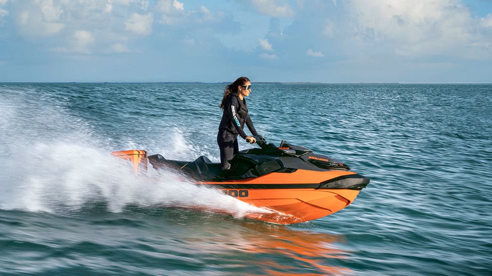 жінка їде на гідроциклі Sea-Doo RXT-X 350