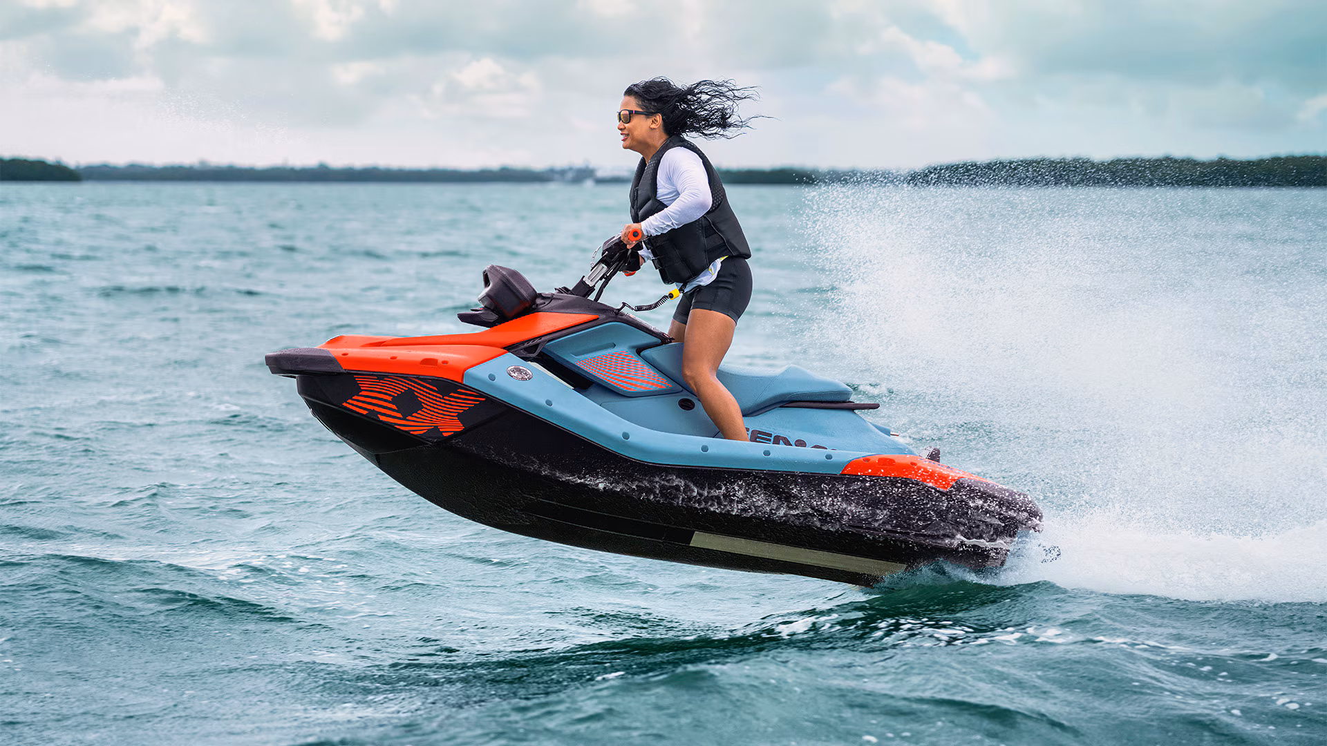 жінка їде на гідроциклі Sea-Doo Spark X Trixx